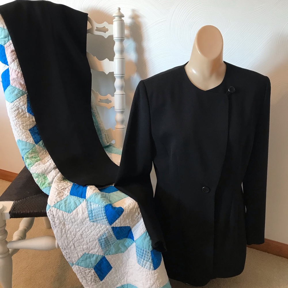 Casual Corner women’s pant suit.  Size 6, black